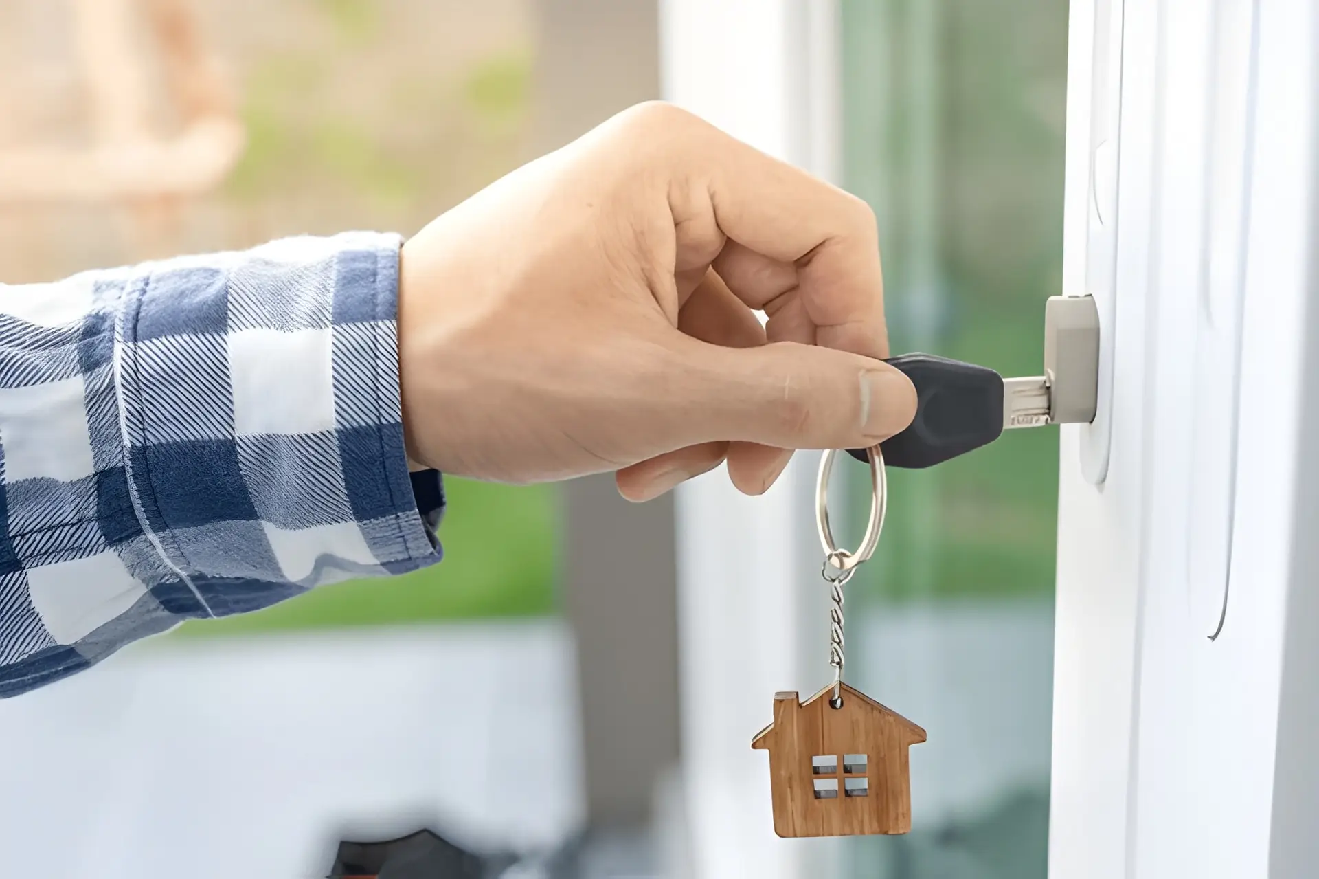 Hand bedient Zylinderschlüssel im Türschloss – Professionelle Anfertigung von Ersatzschlüsseln für Profilzylinder bei Meisterwerk Langenfeld.