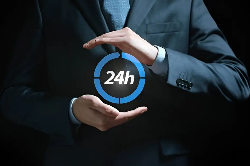 24/7-Notfallservice in Langenfeld: Ein Experte im Anzug präsentiert ein leuchtendes 24h-Symbol als Zeichen für ständige Einsatzbereitschaft.