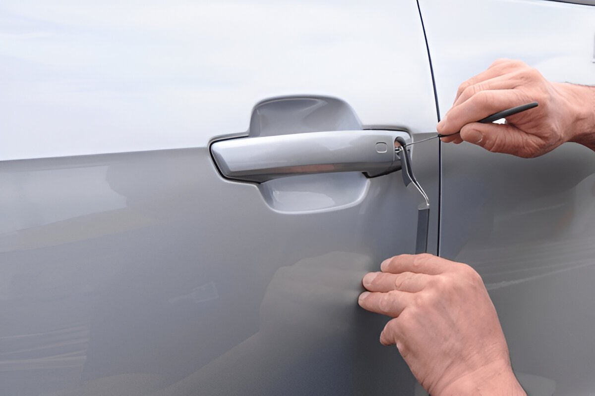 Mobiler Schlüsseldienst in Langenfeld: Professionelle Öffnung einer Autotür mit präzisem Pick-Werkzeug ohne Lackbeschädigung.